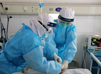 2020年2月16日，福建省对口支援宜昌防治新型冠状病毒肺炎支援队福建医大附一医院队员在宜昌第三人民医院开展医疗救治工作