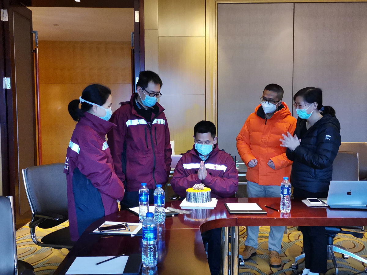 2020年2月15日，福建省对口支援宜昌防治新型冠状病毒肺炎支援队福建医大附一医院队员为同为队员的邹晔峰医生过生日