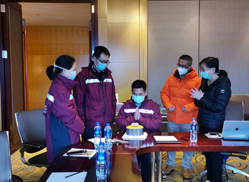 2020年2月15日，福建省对口支援宜昌防治新型冠状病毒肺炎支援队福建医大附一医院队员为同为队员的邹晔峰医生过生日