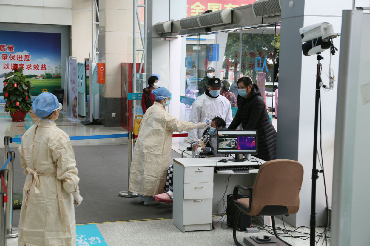 2020年2月7日，福建医大附一医院各入口监测体温，做好防控工作