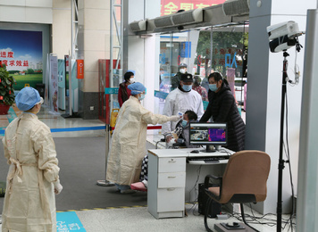 2020年2月7日，福建医大附一医院各入口监测体温，做好防控工作