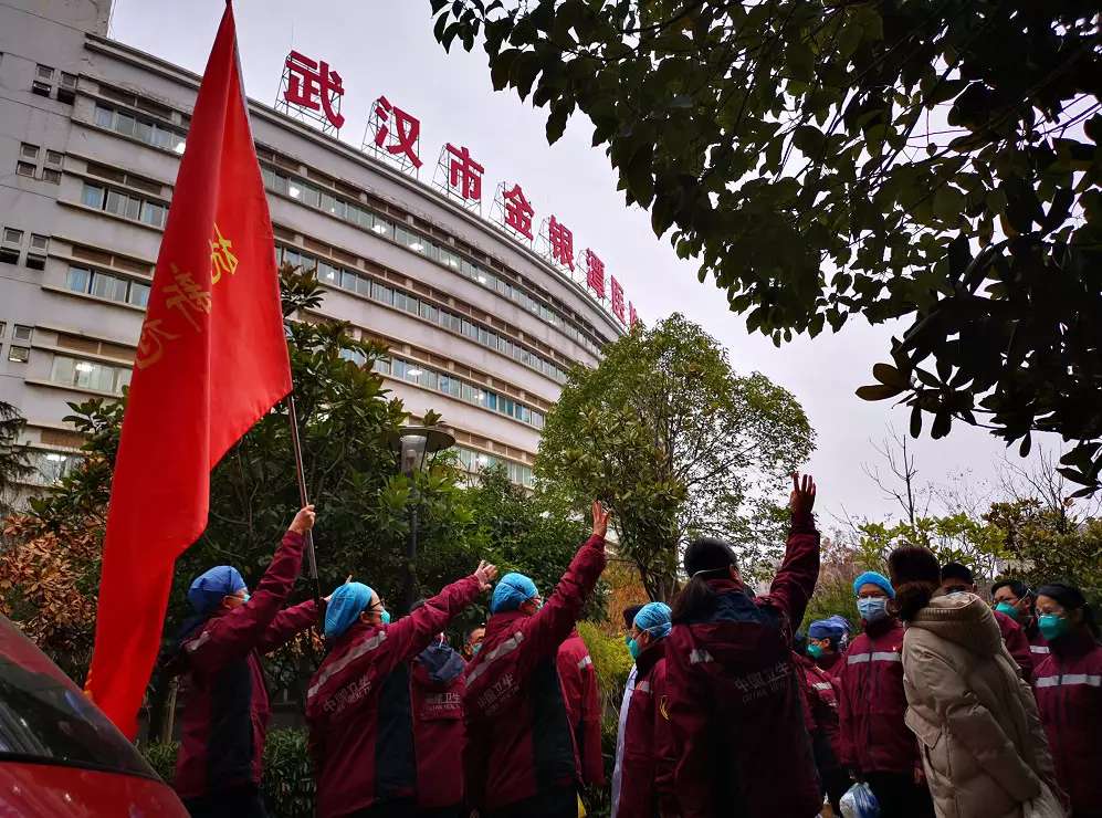 2020年2月4日，福建省首批援鄂医疗队在武汉市金银潭医院前合影