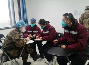 2020年2月3日，福建省首批援鄂医疗队福建医大附一医院队员与陆军军医大学医疗队队员在武汉金银潭医院示教室交流患者情况