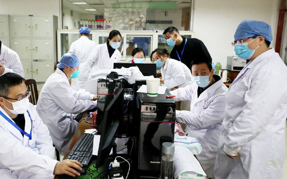 2020年2月，宜昌一线，医疗队专家们日夜奋战，为患者制定最佳治疗方案
