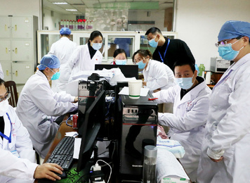 2020年2月，宜昌一线，医疗队专家们日夜奋战，为患者制定最佳治疗方案
