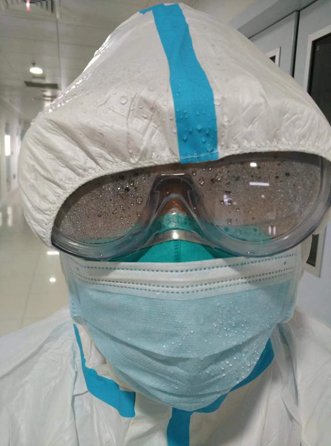 2020年2月，福建省首批援鄂医疗队福建医大附一医院队队长赵淑好查房结束后接受消毒清洗