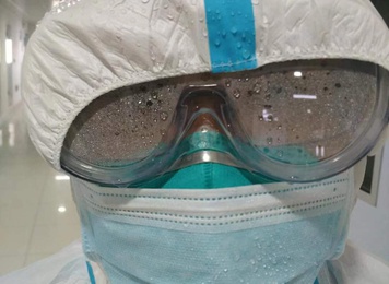 2020年2月，福建省首批援鄂医疗队福建医大附一医院队队长赵淑好查房结束后接受消毒清洗