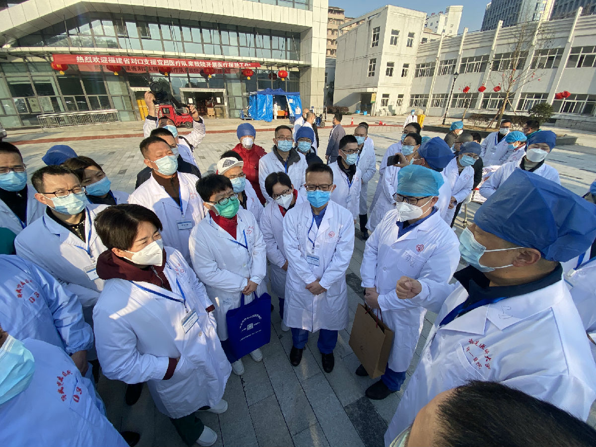 2020年2月，福建省对口支援宜昌防治新型冠状病毒肺炎支援队进入宜昌市第三人民医院前林振吕再次叮嘱队员们进入病区后的注意事项