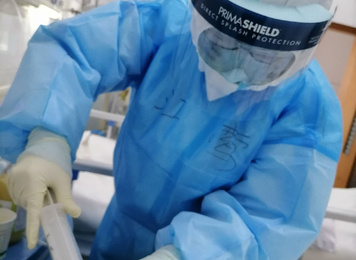 2020年2月，福建省对口支援宜昌防治新型冠状病毒肺炎支援队福建医大附一医院队员江莺在宜昌第三人民医院为患者进行日常护理工作