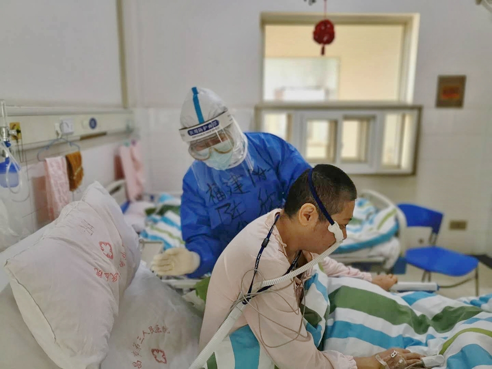 2020年2月，福建省对口支援宜昌防治新型冠状病毒肺炎首批支援队福建医大附一医院队员在宜昌第三人民医院病房内为新冠患者拍背协助排痰