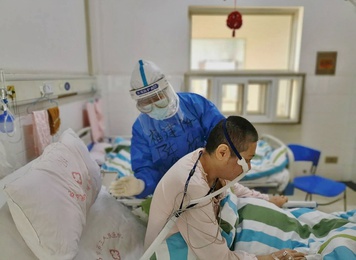 2020年2月，福建省对口支援宜昌防治新型冠状病毒肺炎首批支援队福建医大附一医院队员在宜昌第三人民医院病房内为新冠患者拍背协助排痰