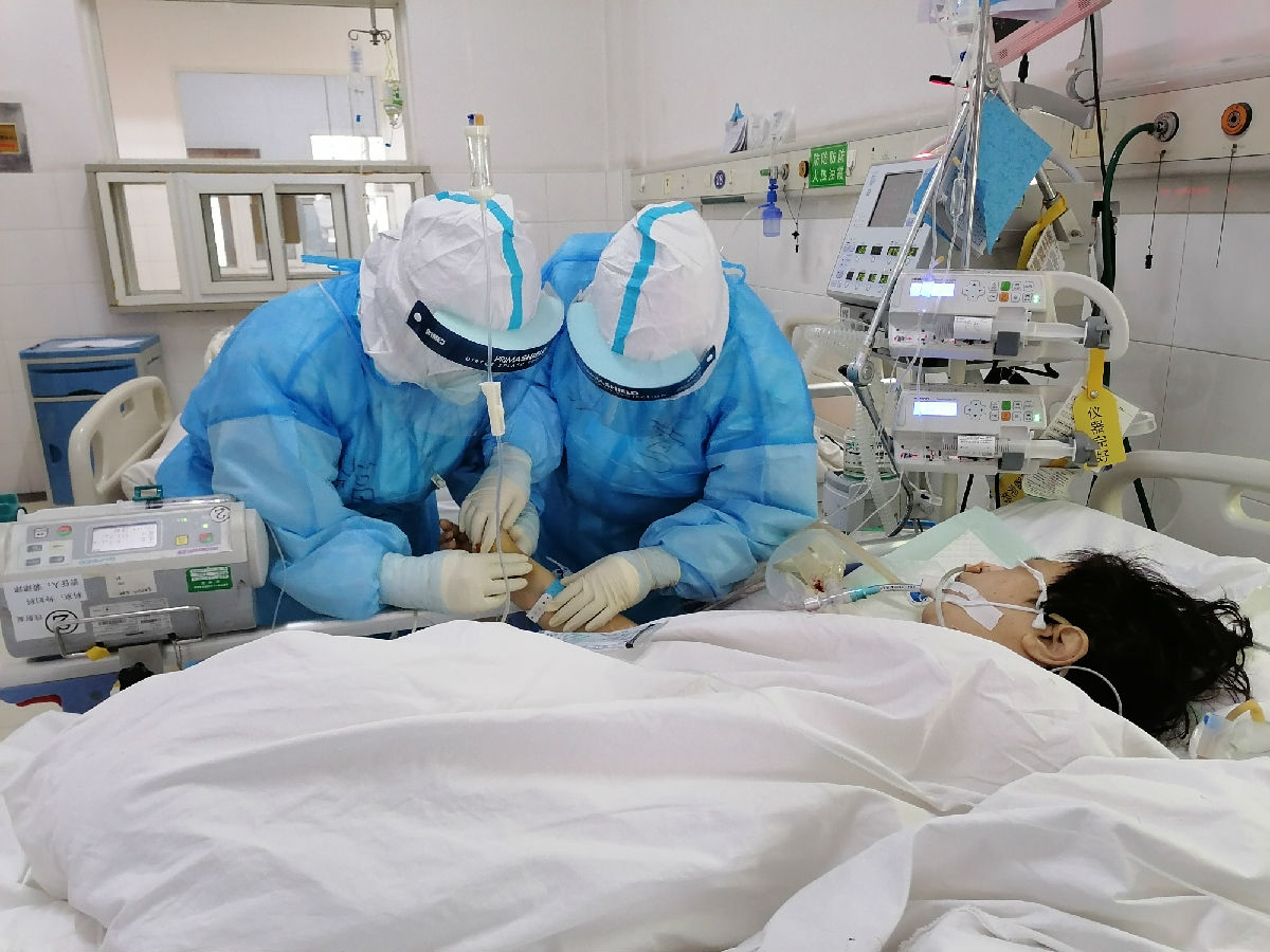 2020年2月，福建省对口支援宜昌防治新型冠状病毒肺炎首批支援队福建医大附一医院队员在宜昌第三人民医院病房内为新冠患者开展护理工作