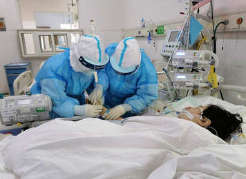 2020年2月，福建省对口支援宜昌防治新型冠状病毒肺炎首批支援队福建医大附一医院队员在宜昌第三人民医院病房内为新冠患者开展护理工作