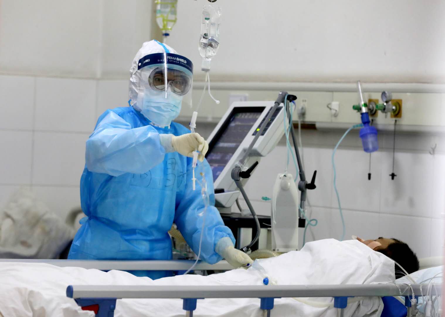 2020年2月，福建省对口支援宜昌防治新型冠状病毒肺炎首批支援队福建医大附一医院队员在宜昌第三人民医院病房内为新冠患者进行日常护理