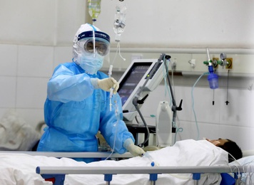 2020年2月，福建省对口支援宜昌防治新型冠状病毒肺炎首批支援队福建医大附一医院队员在宜昌第三人民医院病房内为新冠患者进行日常护理