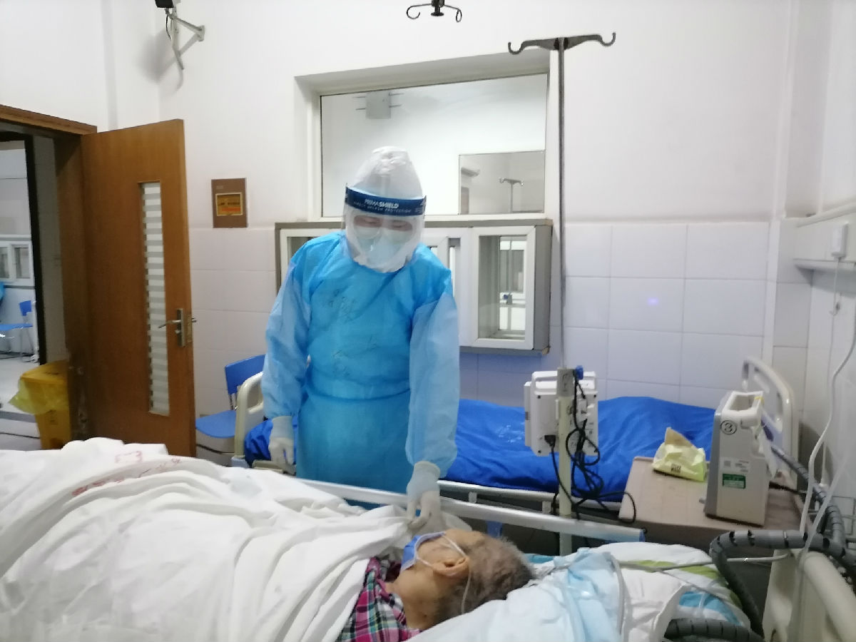 2020年2月，福建对口支援宜昌防治新冠肺炎支援队福建医大附一医院队员在宜昌第三人民医院重症病房观察新冠患者病情