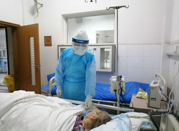 2020年2月，福建对口支援宜昌防治新冠肺炎支援队福建医大附一医院队员在宜昌第三人民医院重症病房观察新冠患者病情