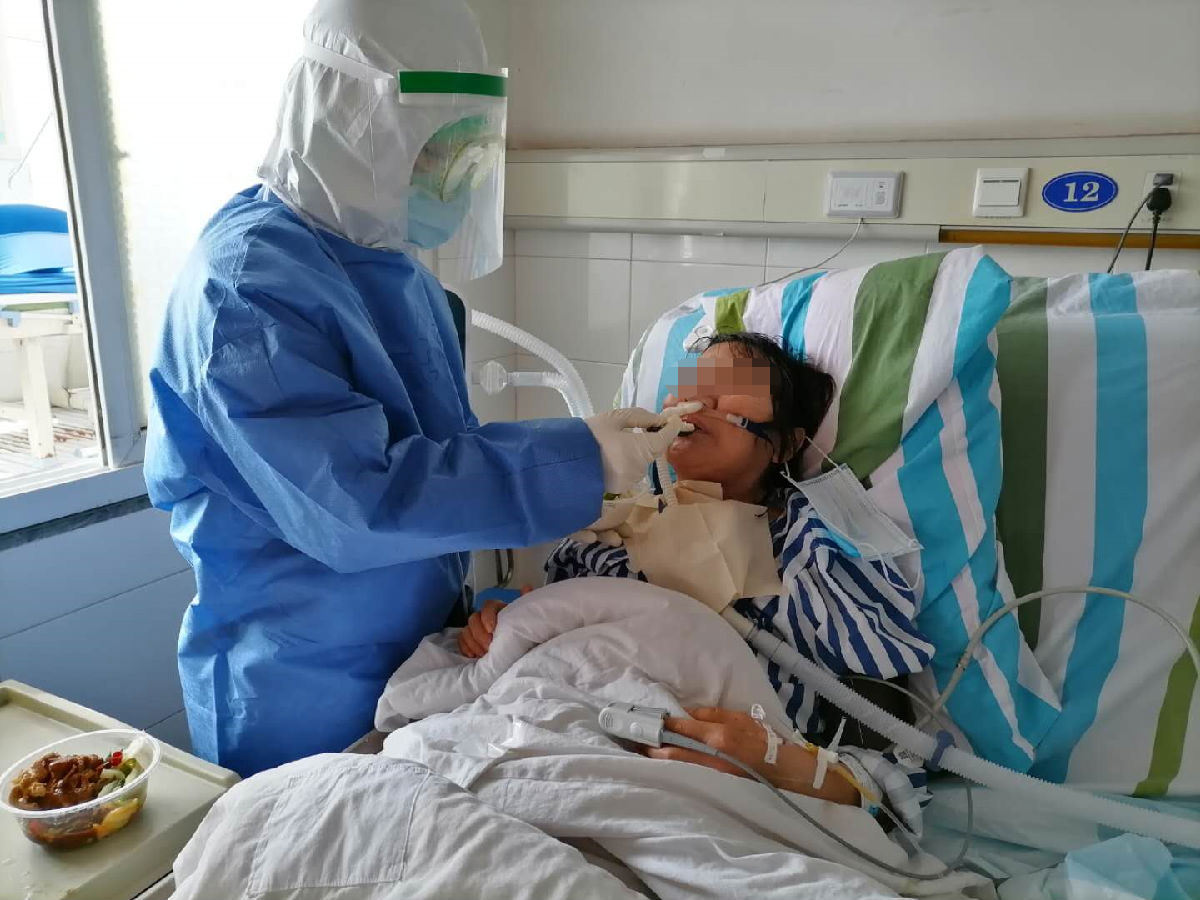 2020年2月，福建对口支援宜昌防治新冠肺炎支援队福建医大附一医院队员在宜昌第三人民医院病房内协助患者进食