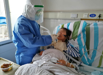 2020年2月，福建对口支援宜昌防治新冠肺炎支援队福建医大附一医院队员在宜昌第三人民医院病房内协助患者进食