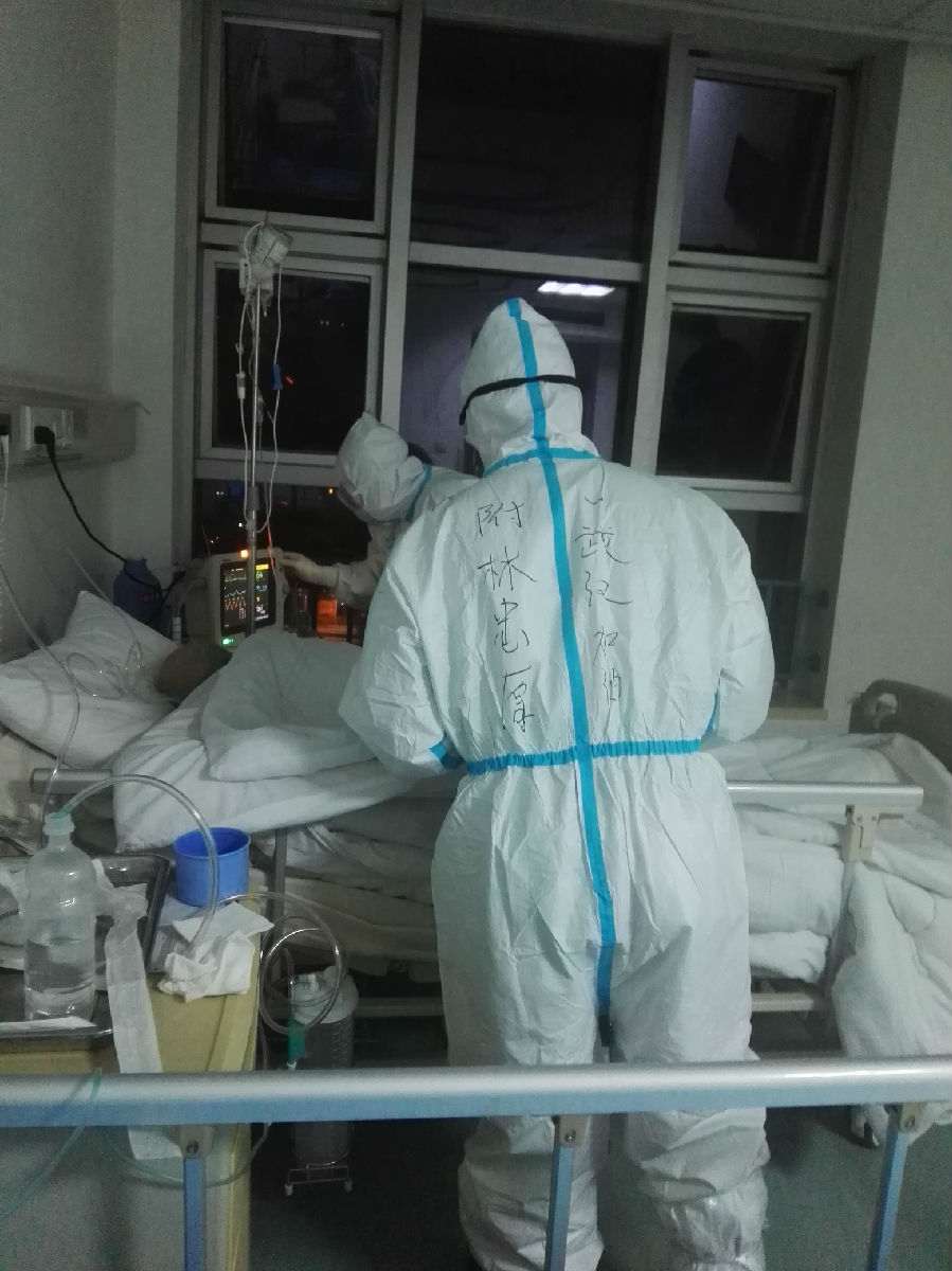 2020年1月31日，福建省首批援鄂医疗队福建医大附一医院队员林忠厚与同事配合在武汉市中心医院后湖院区病房内检测记录患者病情情况