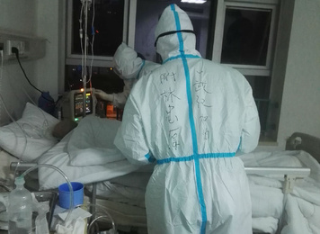 2020年1月31日，福建省首批援鄂医疗队福建医大附一医院队员林忠厚与同事配合在武汉市中心医院后湖院区病房内检测记录患者病情情况