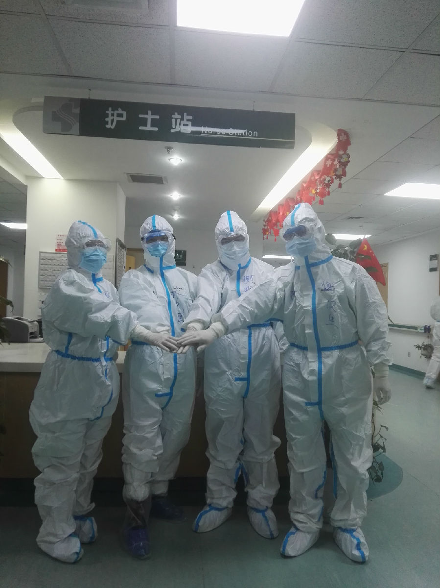 2020年1月31日，福建省首批援鄂医疗队福建医大附一医院队员（从左至右：连宁芳、林忠厚、谢群芳、谢汉生）上班前互相加油打气