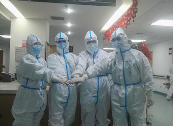 2020年1月31日，福建省首批援鄂医疗队福建医大附一医院队员（从左至右：连宁芳、林忠厚、谢群芳、谢汉生）上班前互相加油打气