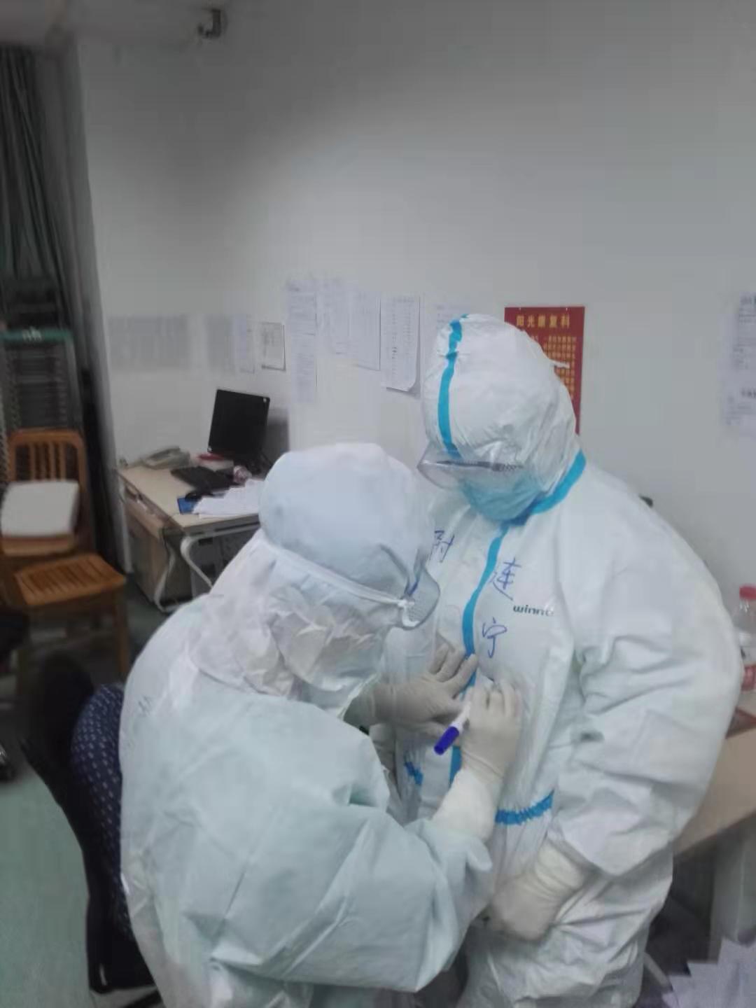 2020年1月30日，福建省首批援鄂医疗队福建医大附一医院队员因为穿着防护服互相难以辨认，为了工作方便，队员们互相在对方的防护服上写上名字