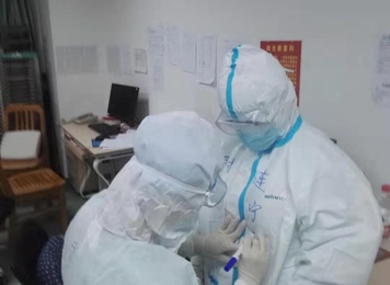 2020年1月30日，福建省首批援鄂医疗队福建医大附一医院队员因为穿着防护服互相难以辨认，为了工作方便，队员们互相在对方的防护服上写上名字