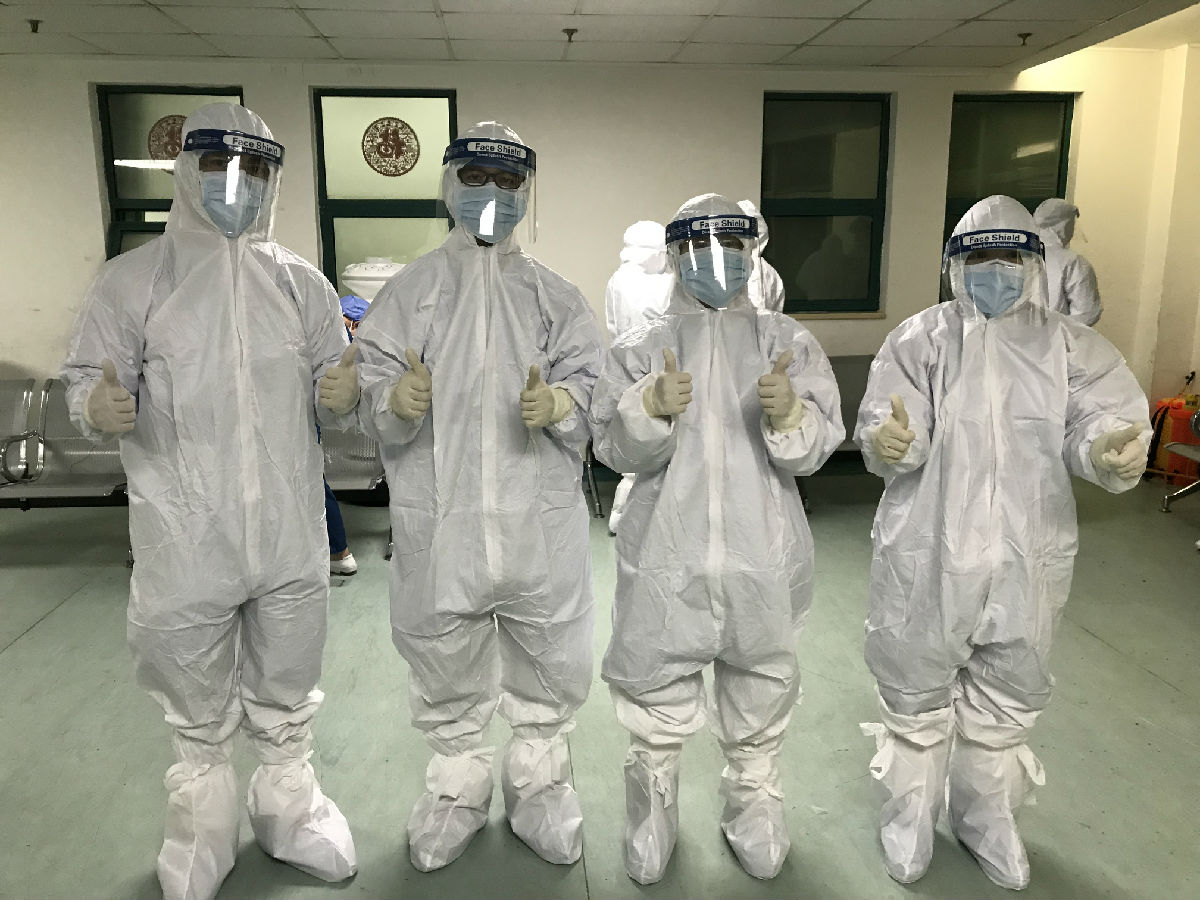 2020年1月29日，福建省首批援鄂医疗队福建医大附一医院队员第一天正式上班前互相在防护服上写上对方名字加油鼓劲