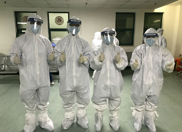 2020年1月29日，福建省首批援鄂医疗队福建医大附一医院队员第一天正式上班前互相在防护服上写上对方名字加油鼓劲