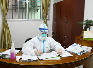 2020年1月26日，福建医大附一医院医护人员在发热门诊接诊台认真登记接诊患者信息