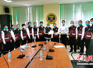  2020年4月18日，回国前夕，中国赴菲律宾抗疫医疗专家组将在菲期间翻译《方舱医院工作手册》（第三版）等赠予菲方，助力抗疫