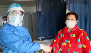 队员对治愈患者表示祝贺