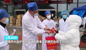 朱明主任和周月珠医生送“茉莉”出院