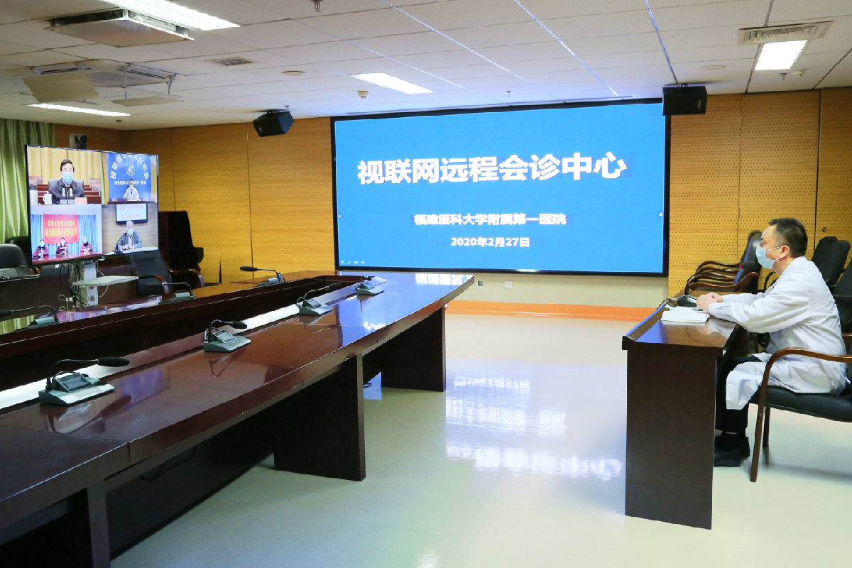 2020年2月28日，福建医大附一医院党委书记林章雅通过远程会诊平台与福建省省委书记于伟国、支援武汉医疗队、支援宜昌医疗队连线通话