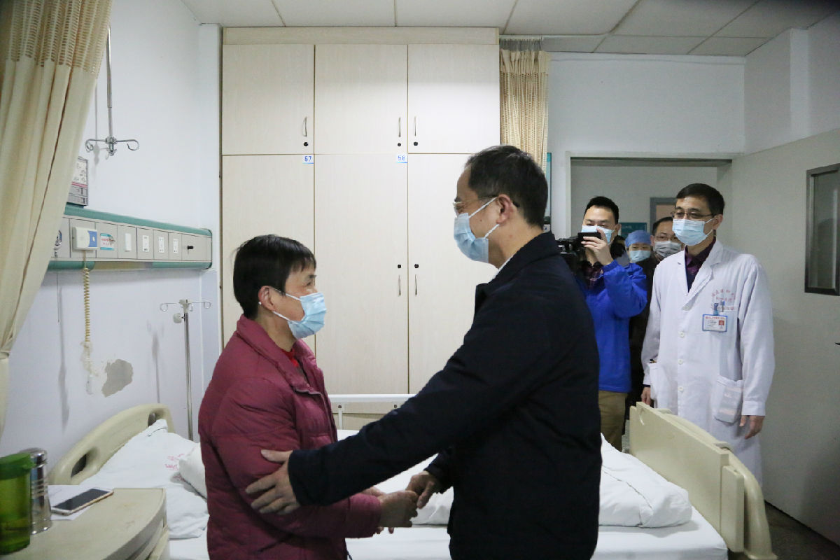 2020年3月3日，福建医科大学党委书记何明华（右）一行来到病房亲切探望援鄂医疗队员住院家属
