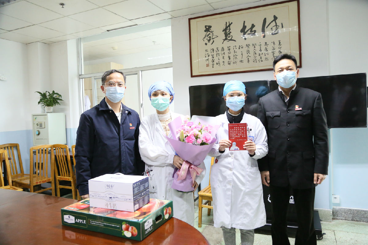 2020年3月3日，福建医科大学党委书记何明华（左一）、党委副书记王诗忠（右一）亲切慰问援鄂医疗队员家属代表