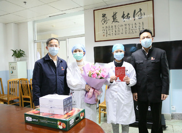2020年3月3日，福建医科大学党委书记何明华（左一）、党委副书记王诗忠（右一）亲切慰问援鄂医疗队员家属代表