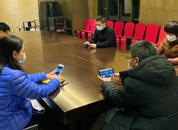 2020年2月27日，援鄂中层干部通过手机视频在线参加中层干部会议