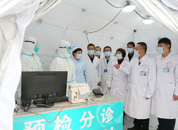 2020年1月26日，福建医大附一医院党委书记林章雅带领院领导班子成员和相关部门负责人深入临床一线，督导检查疫情防控落实情况
