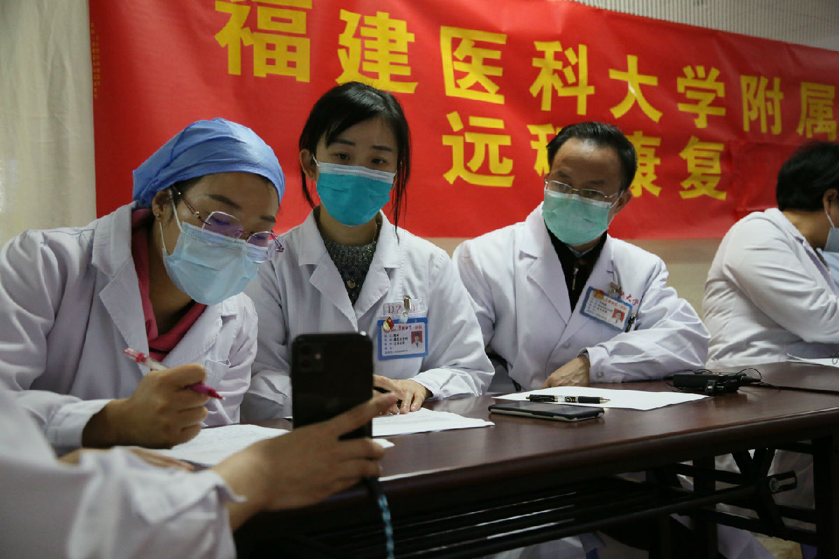 2020年3月5日，福建医大附一医院康复医生为患者评估并指导患者练习康复操