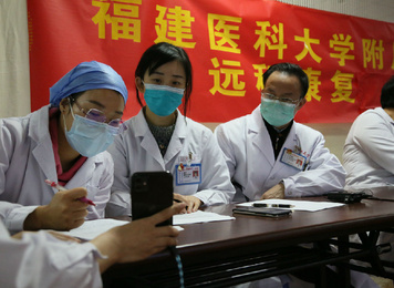 2020年3月5日，福建医大附一医院康复医生为患者评估并指导患者练习康复操