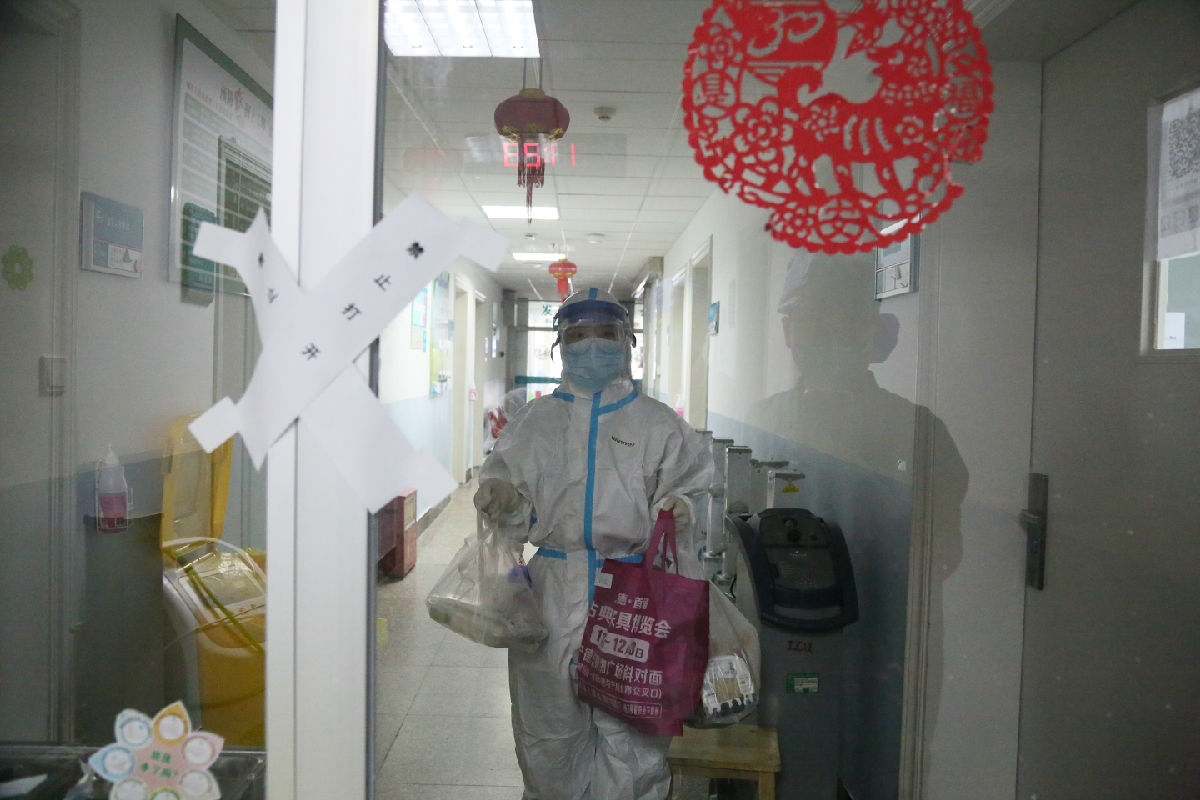 2020年2月，福建医大附一医院隔离病房医护人员为患者送上热腾腾的饭菜