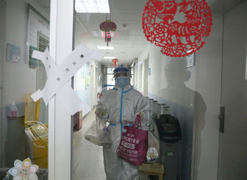 2020年2月，福建医大附一医院隔离病房医护人员为患者送上热腾腾的饭菜