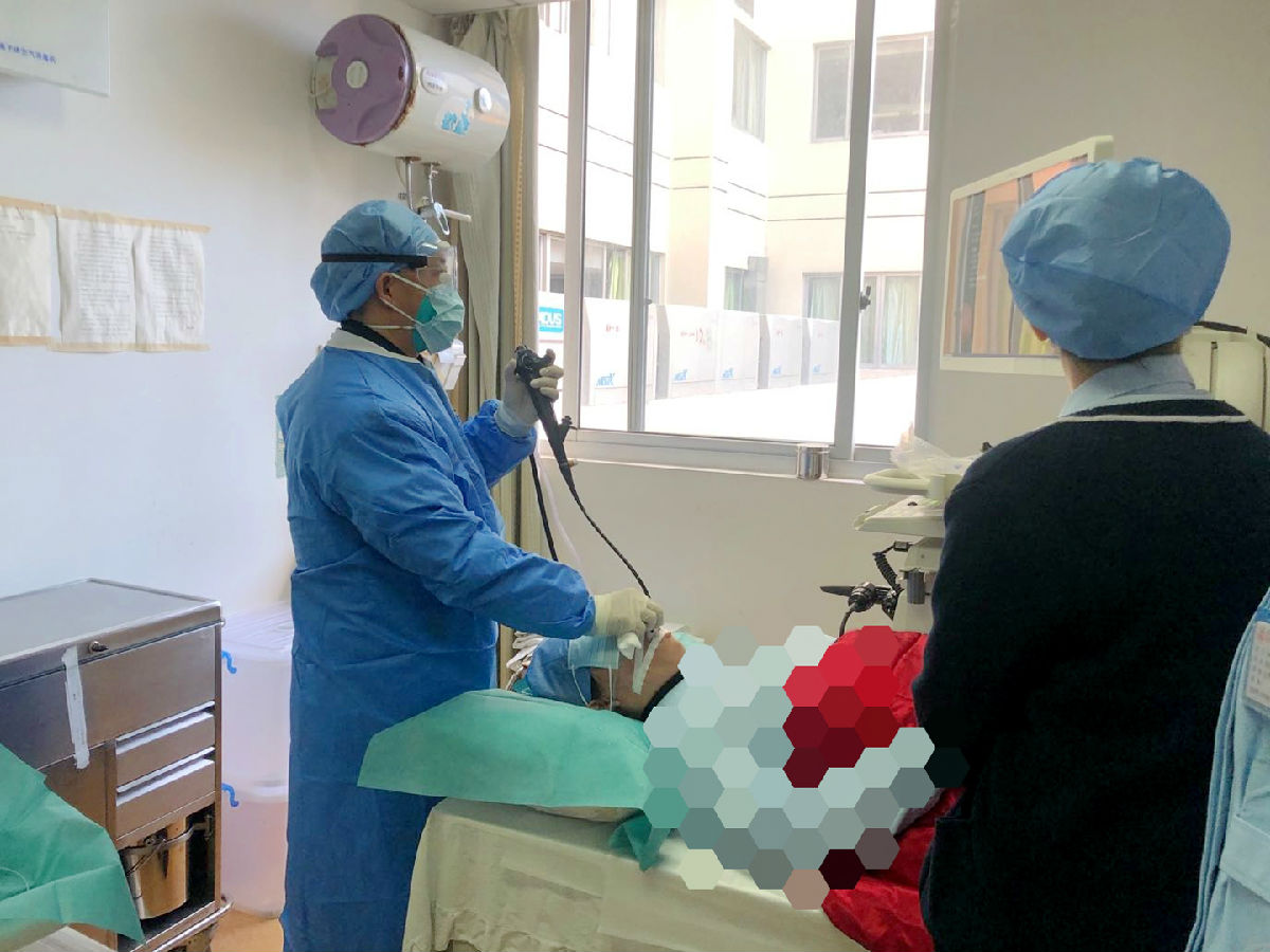 2020年2月，福建医大附一医院呼吸与危重症医学科邓朝胜在为患者做超声气管镜