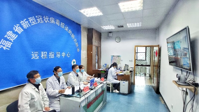2020年2月，福建医大附一医院呼吸与危重症医学科林其昌（左二）在省新冠肺炎防治远程指导中心坐诊