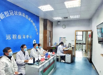 2020年2月，福建医大附一医院呼吸与危重症医学科林其昌（左二）在省新冠肺炎防治远程指导中心坐诊