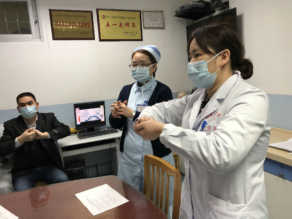 2020年2月，福建医大附一医院医护人员在病房教授患者及护工防疫措施