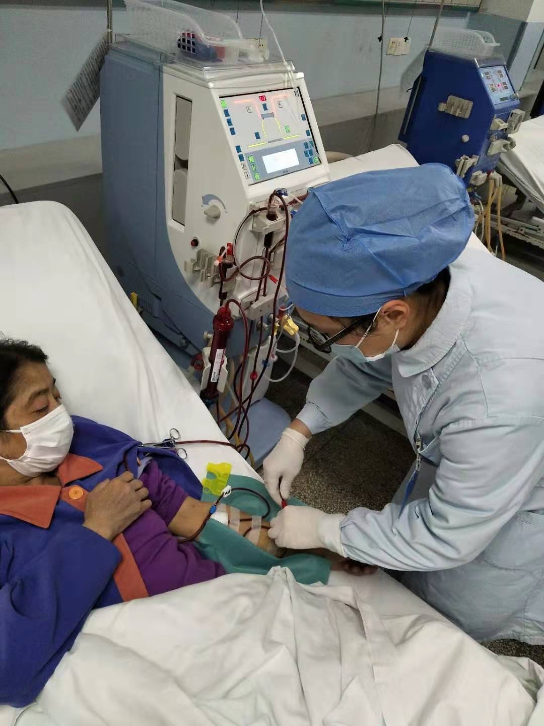 2020年2月，福建医大附一医院医护人员在血透室为患者开展治疗工作